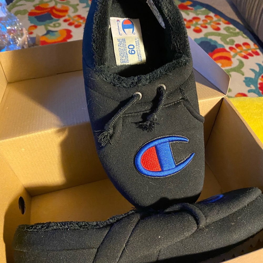 Champion ‘hoodie’ slippers